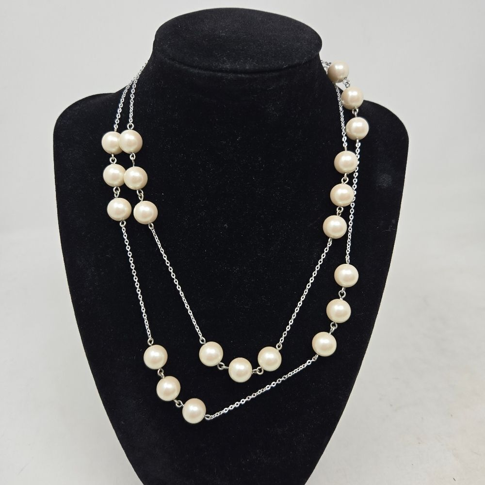 BROOKS BROTHERS Elegant Faux Pearl Station Necklace with Silver‎ Chain